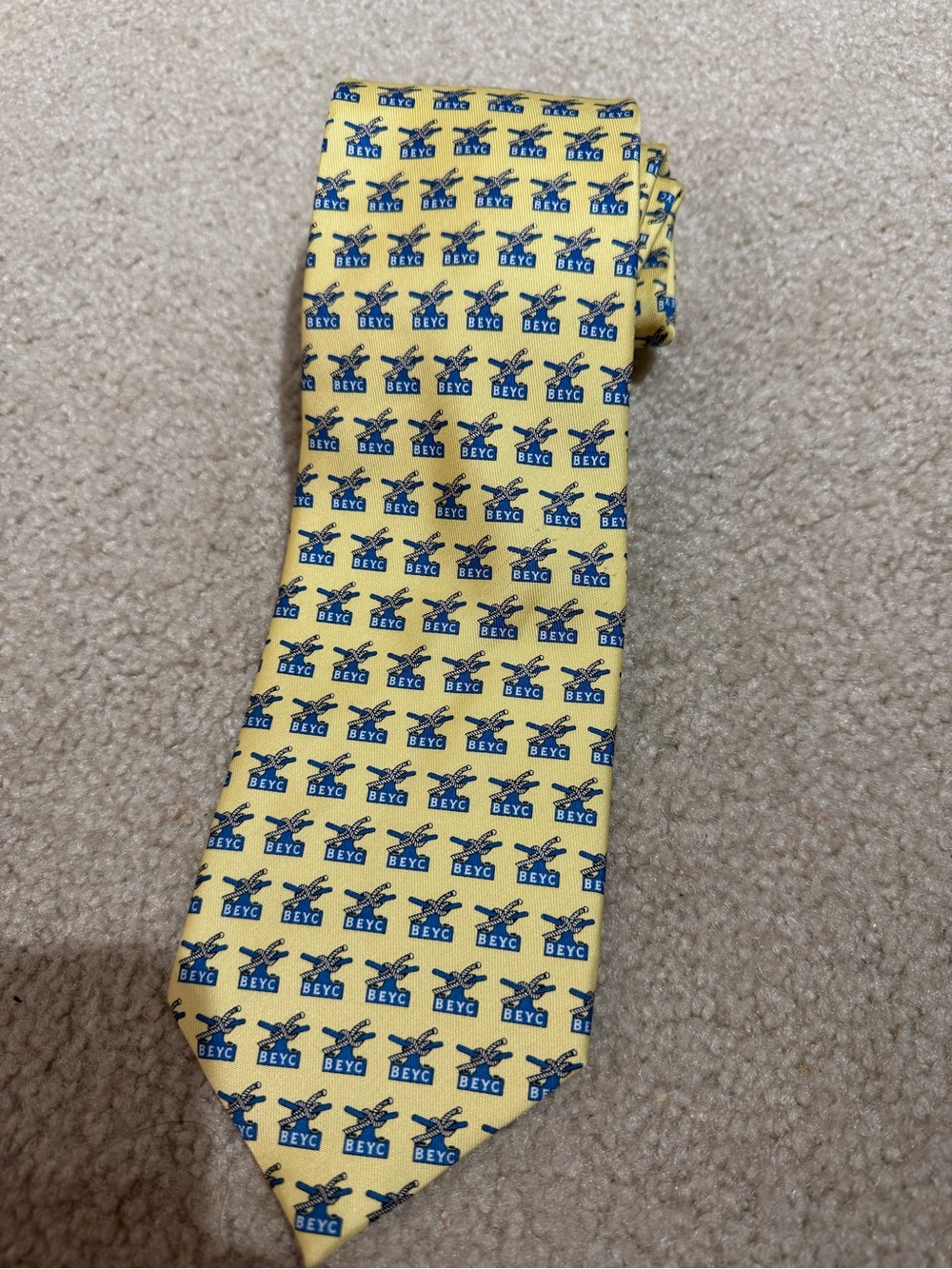Vineyard Vines Custom Collection 100% silk yellow tie w blue BEYC anvil motif.